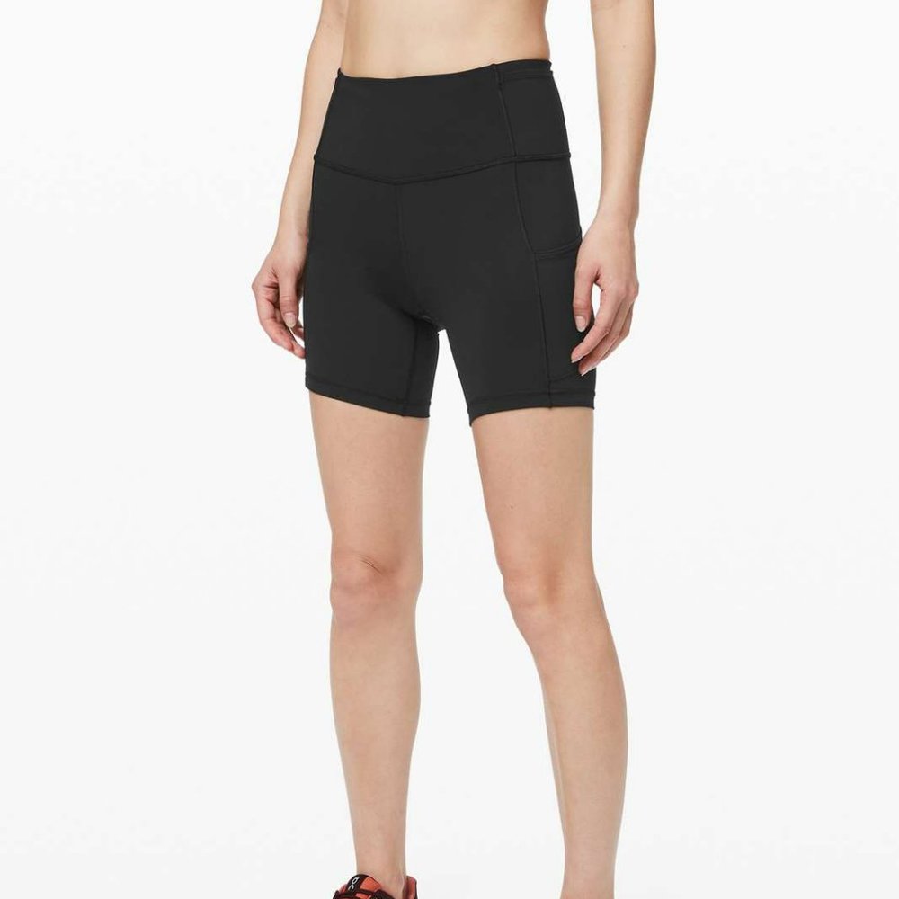 Lululemon Fast and Free Short 6" Non Reflective in BLACK Size 6 Like New!